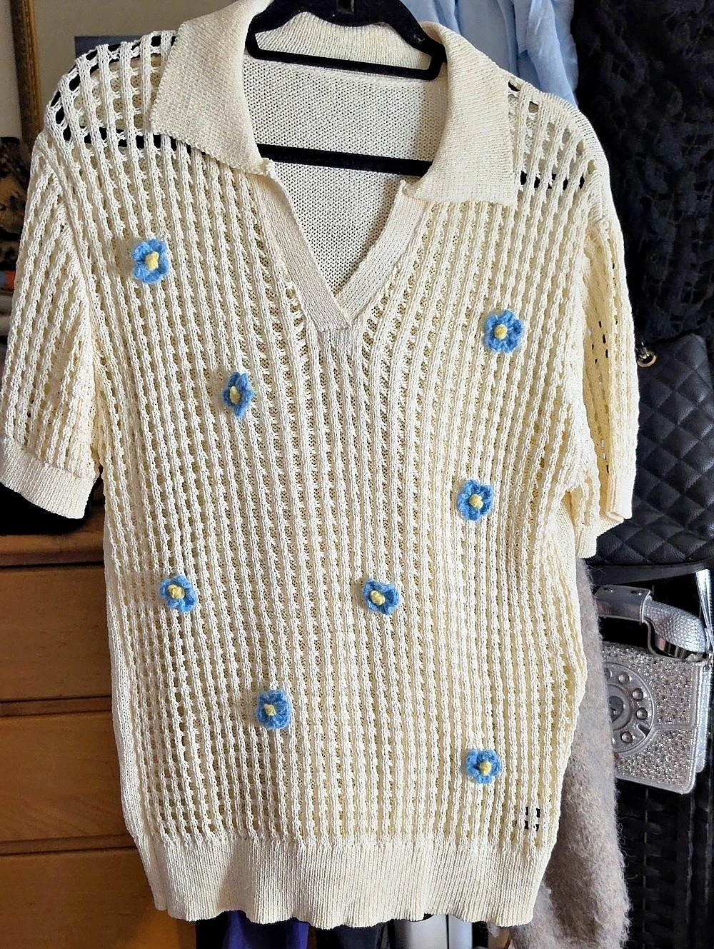 MANFINITY Floral V-Neck Sweater in Cream Size Medium